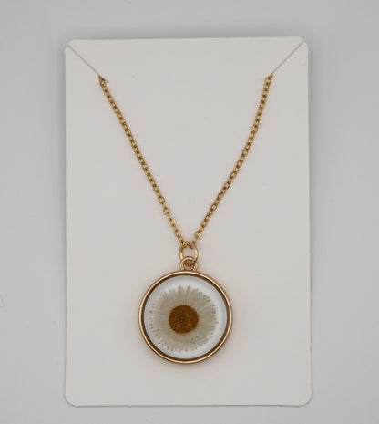 Pressed Daisy Resin Necklace – 18K Gold Plated