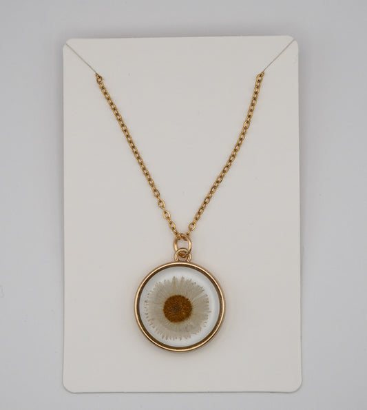 Pressed Daisy Resin Necklace – 18K Gold Plated
