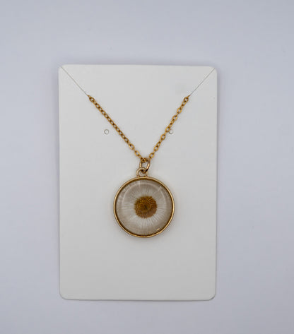 Pressed Daisy Resin Necklace – 18K Gold Plated