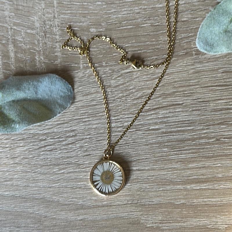 Real Pressed Daisy Necklace - Handmade 18K Gold-Plated Chain with Clear Resin Daisy Pendant - Hypoallergenic & Tarnish-Resistant - Perfect for Nature Lovers & Minimalist Jewelry Fans