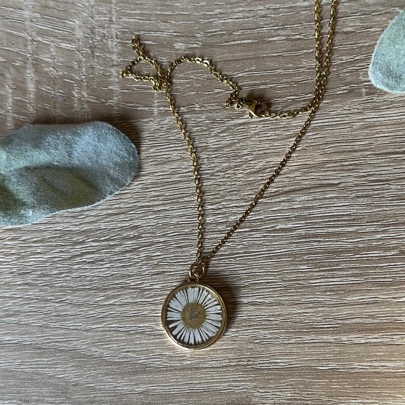 Real Pressed Daisy Necklace - Handmade 18K Gold-Plated Chain with Clear Resin Daisy Pendant - Hypoallergenic & Tarnish-Resistant - Perfect for Nature Lovers & Minimalist Jewelry Fans