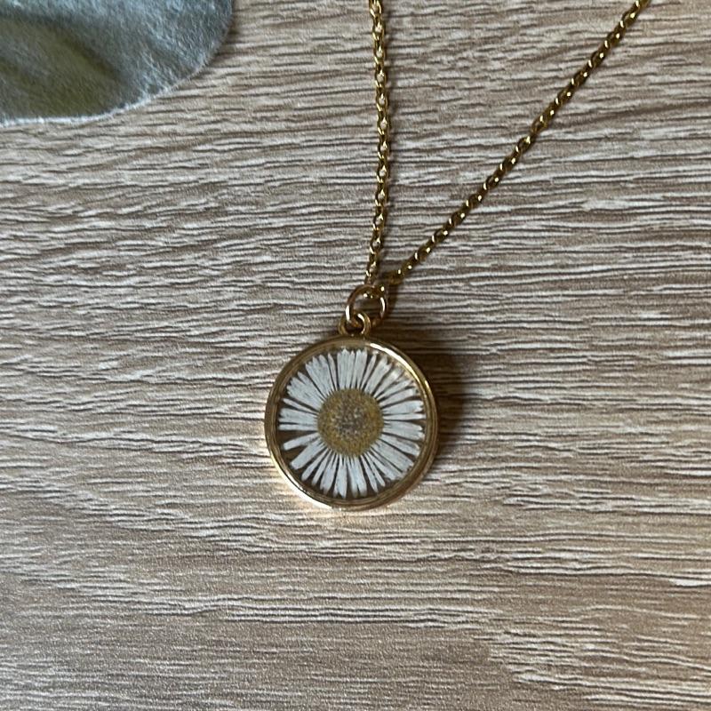 Real Pressed Daisy Necklace - Handmade 18K Gold-Plated Chain with Clear Resin Daisy Pendant - Hypoallergenic & Tarnish-Resistant - Perfect for Nature Lovers & Minimalist Jewelry Fans