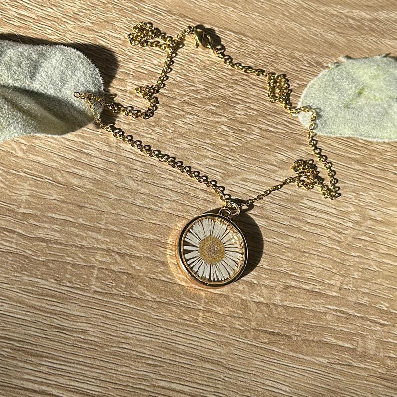 Real Pressed Daisy Necklace - Handmade 18K Gold-Plated Chain with Clear Resin Daisy Pendant - Hypoallergenic & Tarnish-Resistant - Perfect for Nature Lovers & Minimalist Jewelry Fans