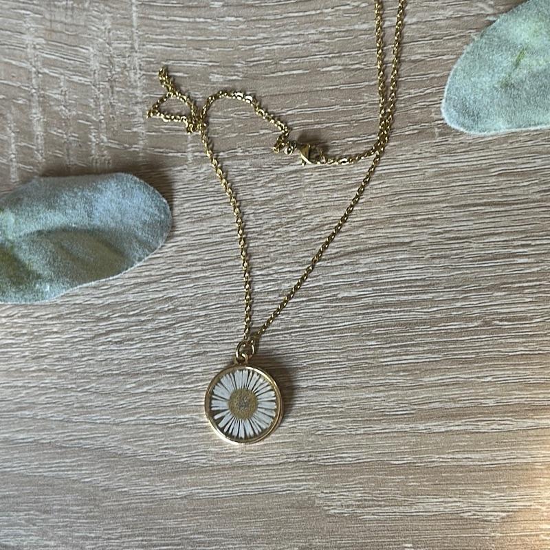 Real Pressed Daisy Necklace - Handmade 18K Gold-Plated Chain with Clear Resin Daisy Pendant - Hypoallergenic & Tarnish-Resistant - Perfect for Nature Lovers & Minimalist Jewelry Fans